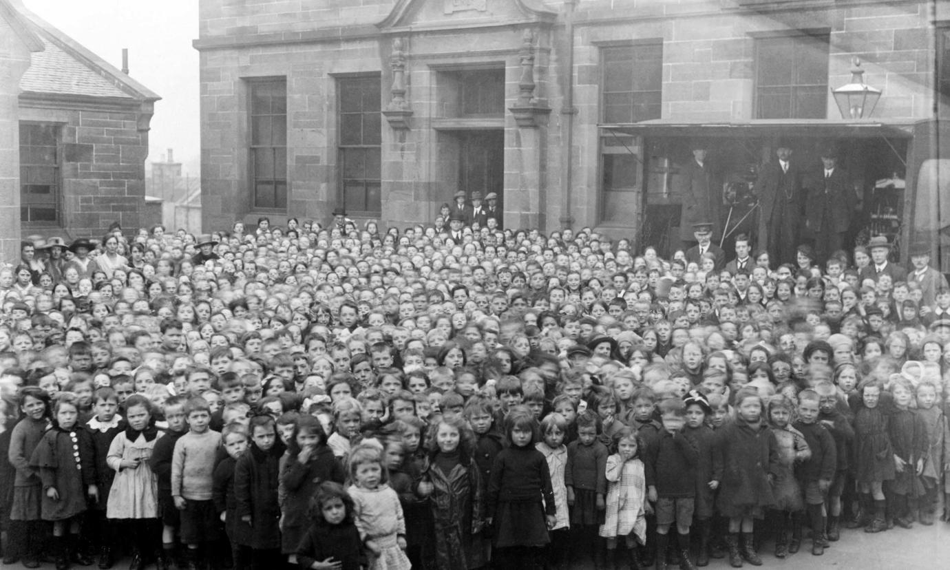 A crowd of primary school-age children from 1918